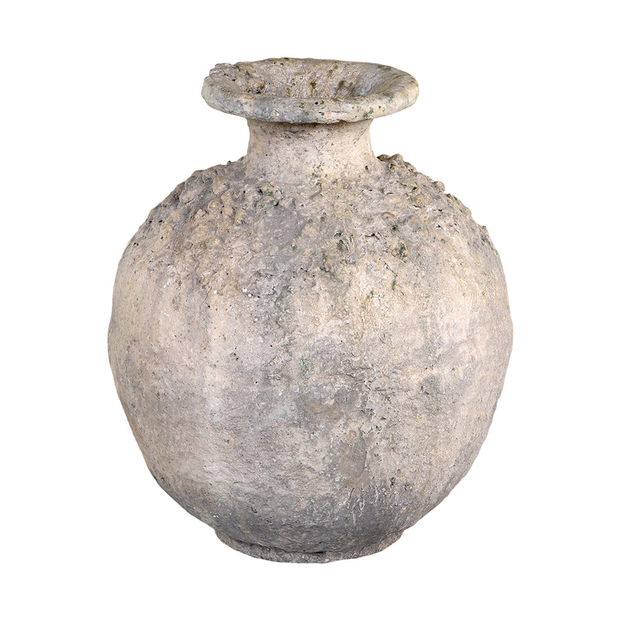 Antik krémszínű váza rusztikus felülettel, fehér háttér előtt