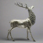 Antikolt felületű, ezüstszínű karácsonyi szarvas figura.