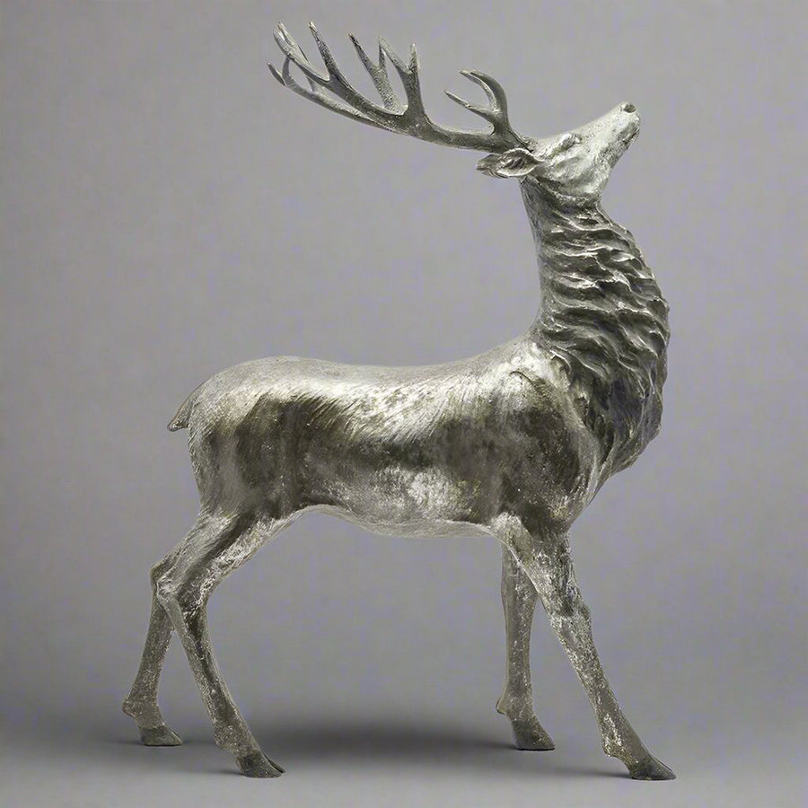 Antikolt felületű, ezüstszínű karácsonyi szarvas figura.