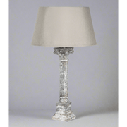 Antikolt felületű, szürke színű, korinthoszi oszlopfős asztali lámpa.