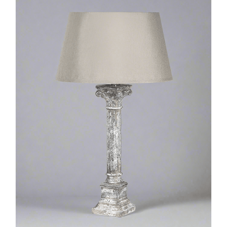 Antikolt felületű, szürke színű, korinthoszi oszlopfős asztali lámpa.