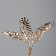 Glamour stílusú, aranyszínű dekor pálma ág ünnepi enteriőrbe.
