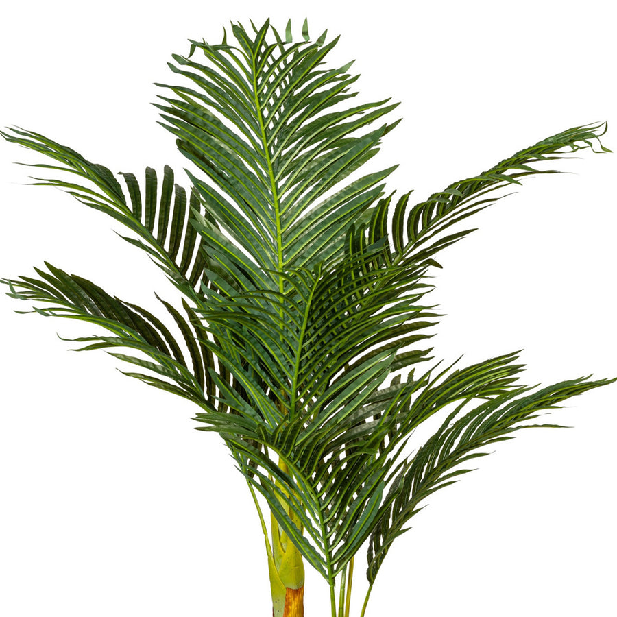 Mű areca pálma részletfotója a zöld levelekről.