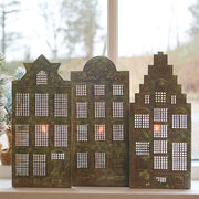 Art Ferro antik réz fém házikó gyertyatartók az ablakpárkányon, gyertyafénnyel megvilágítva