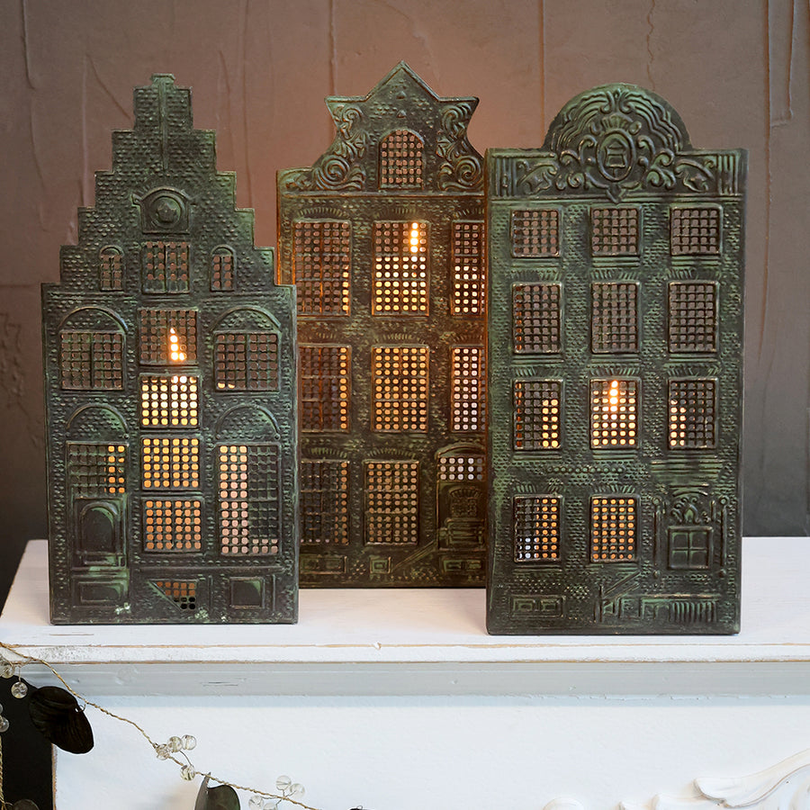 Patinás réz színű fém házikó gyertyatartók hangulatos karácsonyi enteriőrben