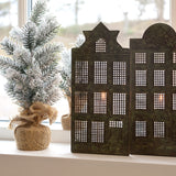 Art Ferro házikó gyertyatartók havas mini fenyőkkel az ablak mellett