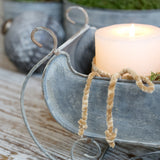 Antik szürke bádog hatású dekor szán közelről, gyertyával díszítve