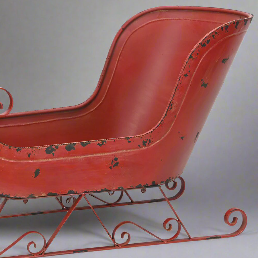 Karácsonyi fém szán hátsó részlete közelről, textúrált, antikolt felülettel.