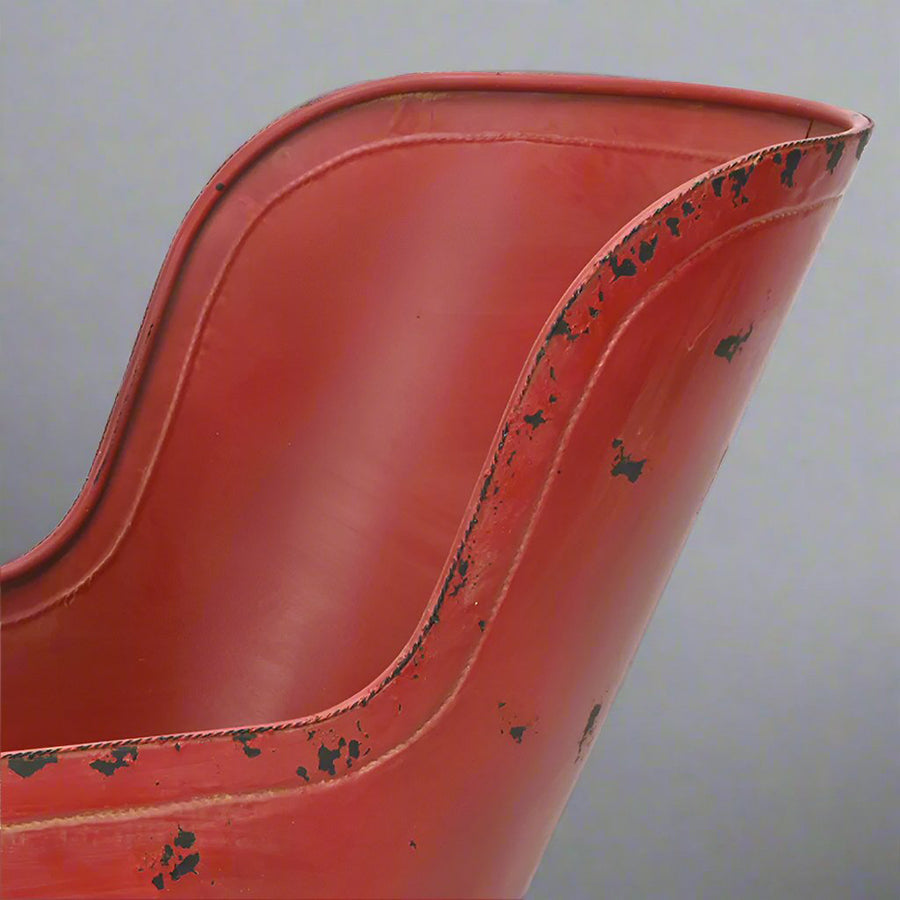 Art Ferro dekor szán felső peremének részlete, finom fémmunkával és patinás felülettel.