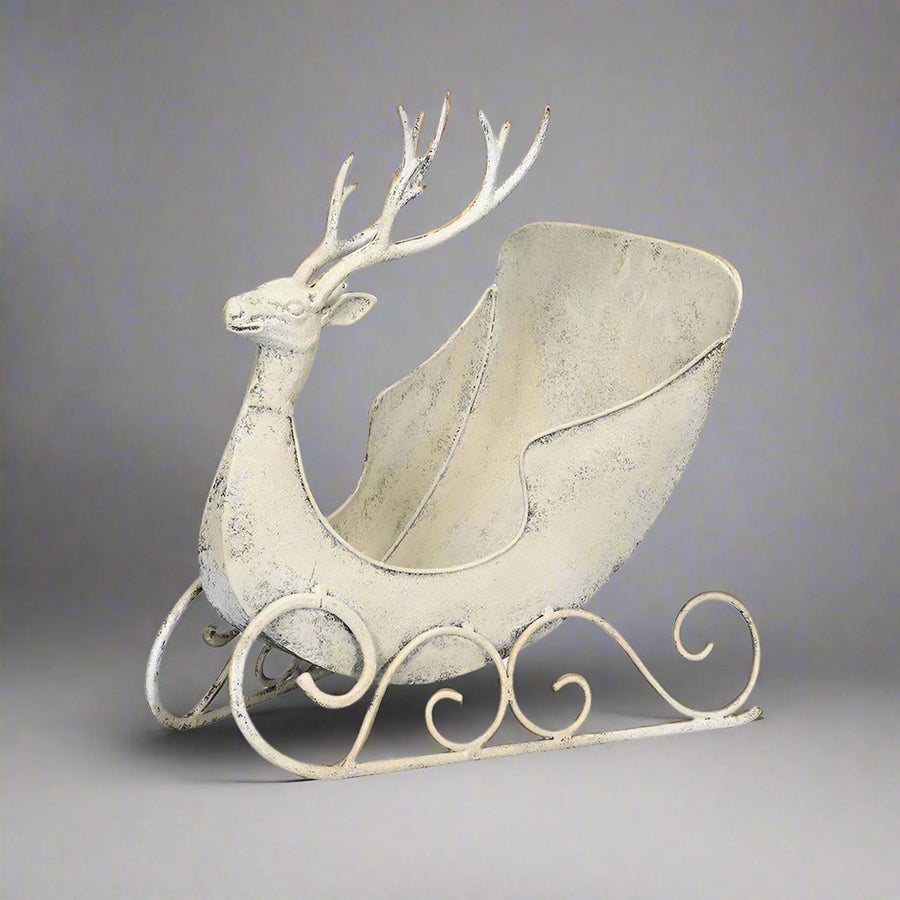 Art Ferro szarvasos karácsonyi dekor szán stúdiókörnyezetben, krém színű, rusztikus felületkezeléssel.