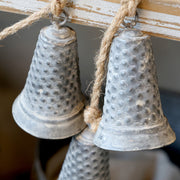 Patinás bádoghatású harangok közelről, természetes juta zsinóron