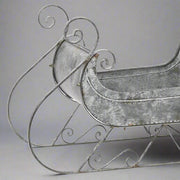 Antik stílusú szán elülső részlete csavart fém díszítésekkel, rusztikus kidolgozásban.