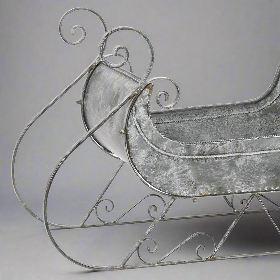 Antik stílusú szán elülső részlete csavart fém díszítésekkel, rusztikus kidolgozásban.