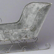 Karácsonyi fém szán hátsó részlete közelről, textúrált, antikolt felülettel.