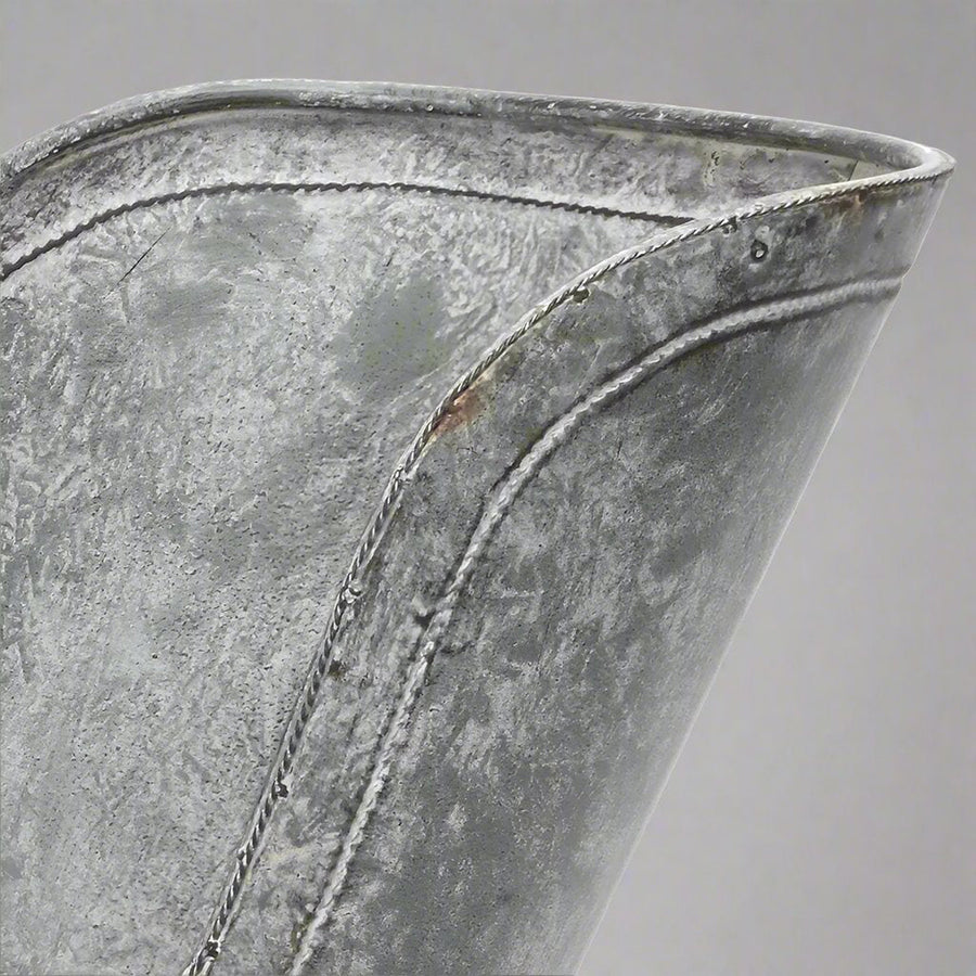 Art Ferro dekor szán felső peremének részlete, finom fémmunkával és patinás felülettel.