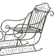 Dekoratív karácsonyi szán fém ülőfelülete és ívelt háttámlája, klasszikus vidéki stílusban.