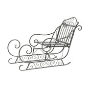 Art Ferro nagy antik szürke fém dekor szán oldalnézetből, fehér háttéren, elegáns rusztikus kialakítással.