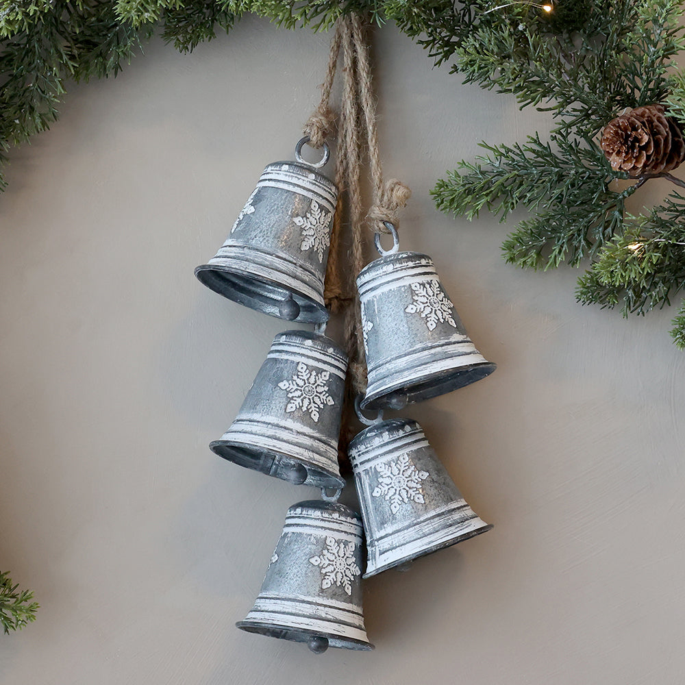 Hópehely mintázatú, 5 darabos, karácsonyi bádogharang szett.
