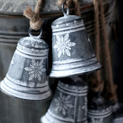 Hópehely mintázatú, 5 darabos, karácsonyi bádogharang szett.
