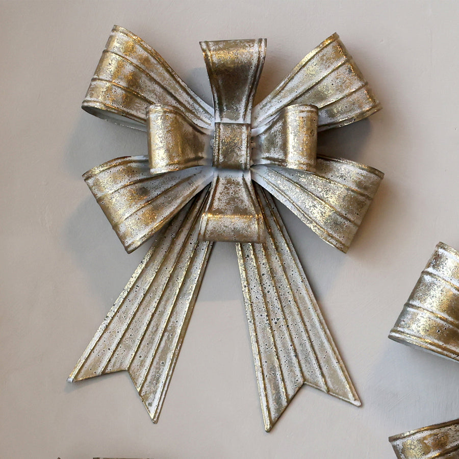 Rézszínű, fémből készült karácsonyi dekor masni.