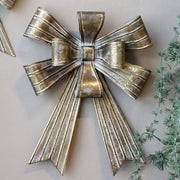 Rézszínű, fémből készült karácsonyi dekor masni.