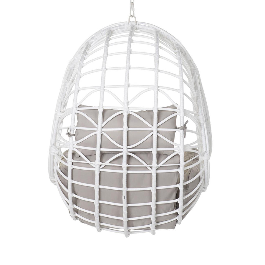 Aurora Nest fehér műrattan kerti függőfotel bézs párnákkal, hátulnézetből, fehér háttér előtt.