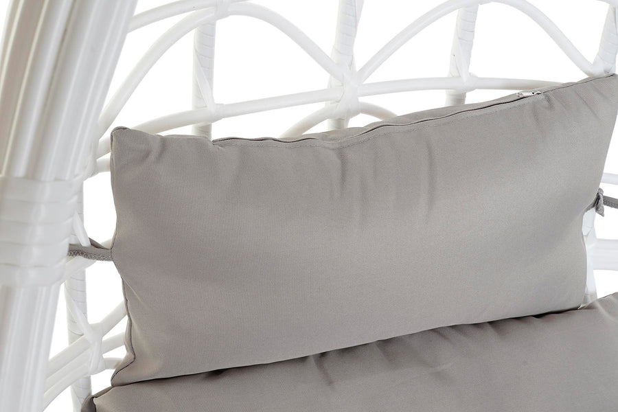 Aurora Nest műrattan kerti függőfotel szürke színű ülő- és oldalpárnáinak közeli részlete.