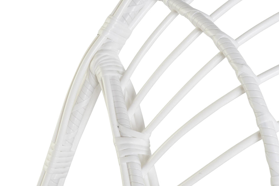 Aurora Nest műrattan kerti függőfotel kézzel font fehér rattan hatású szintetikus anyagának közeli részlete.