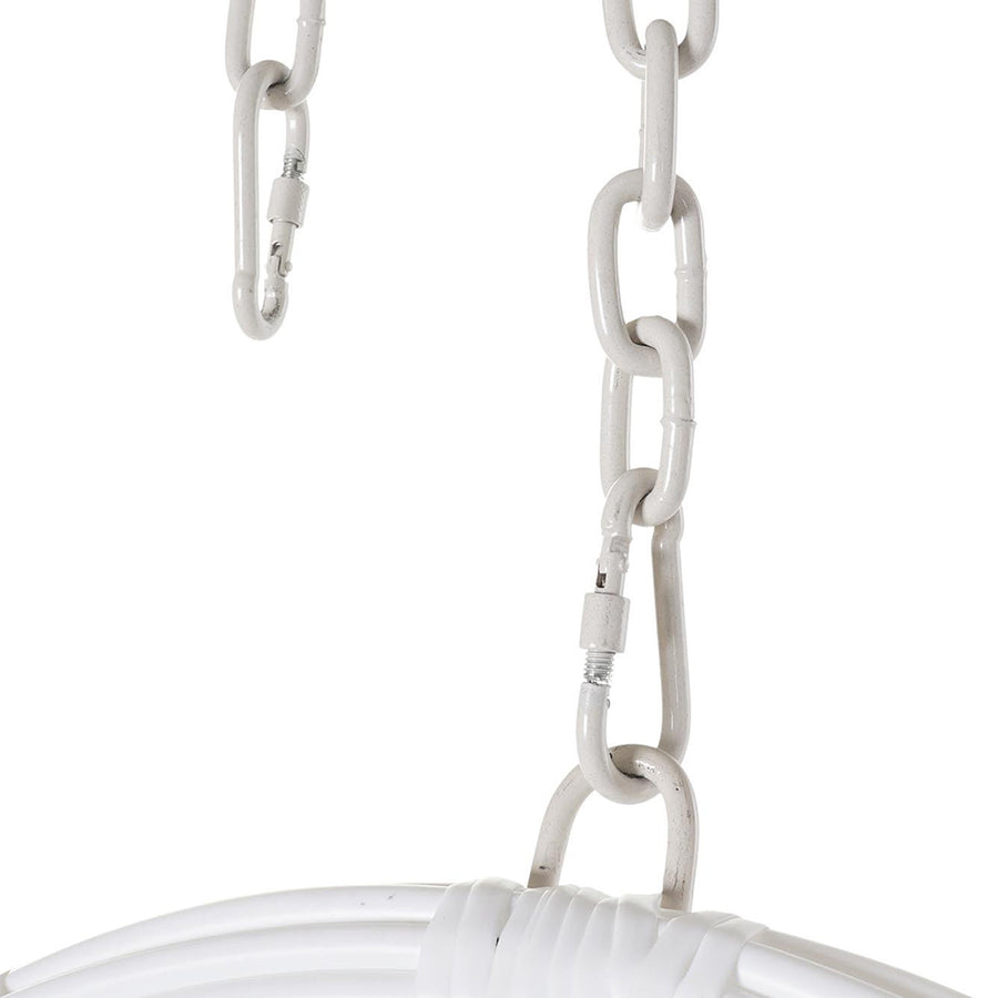 Aurora Nest műrattan kerti függőfotel erős rögzítőlánca és fém kampója közelről fotózva.