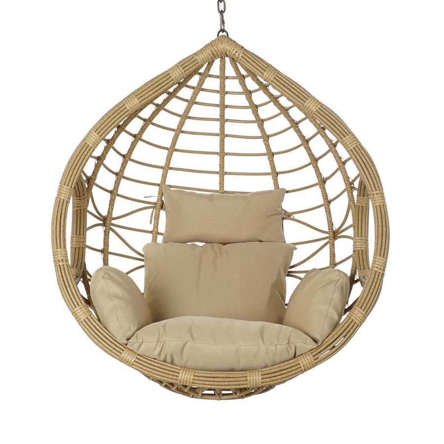Aurora Nest natúr műrattan kerti függőfotel bézs színű párnákkal, szemből fotózva, fehér háttér előtt.