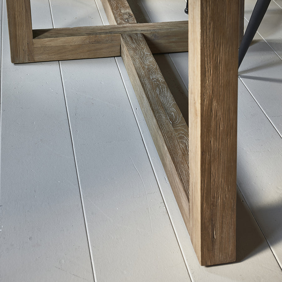 Étkezőasztal lábazat és padló találkozás részlet