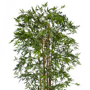 Prémium minőségű tűzálló és UV-álló mű bambusz részletesen fotózva, sűrű, zöld lombkoronával.