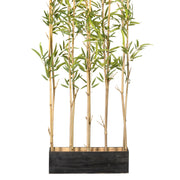 160 cm magas mű bambusz térelválasztó alsó része fekete fa kaspóval és sorban álló valódi bambusz törzsekkel.