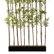 200 cm magas mű bambusz térelválasztó alsó része fekete fa kaspóval és sorban álló valódi bambusz törzsekkel.