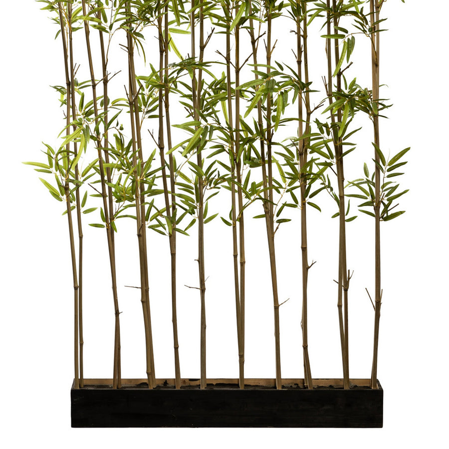 200 cm magas mű bambusz térelválasztó alsó része fekete fa kaspóval és sorban álló valódi bambusz törzsekkel.