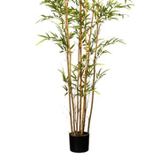 Valódi bambusz törzsre épített UV-álló műnövény közeli nézet