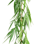 Mű bambusz girland részlet közelről, realisztikus zöld levelekkel.