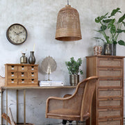 Natúr színű bambuszból készült függeszték lámpa.