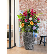 BAQ Lava Coppa kaspó színes virágkompozícióval, modern enteriőrben