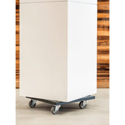 Gurulós alátéttel ellátott BAQ Line-Up kaspó alulnézetből, görgős mozgatással egy beltéri térben