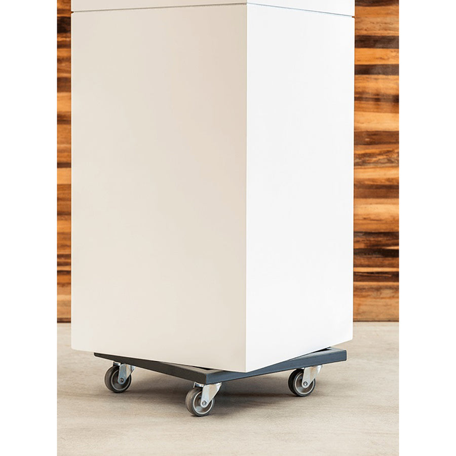 Gurulós alátéttel ellátott BAQ Line-Up kaspó alulnézetből, görgős mozgatással egy beltéri térben