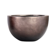 Félig fényes felületű, gömbölyded formájú kompozit kaspó matt barna színben, fehér háttéren.