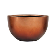 Gömbölyded formájú, selyemfényű felületű kompozit kaspó matt réz színben, fehér háttéren, letisztult stílusban.