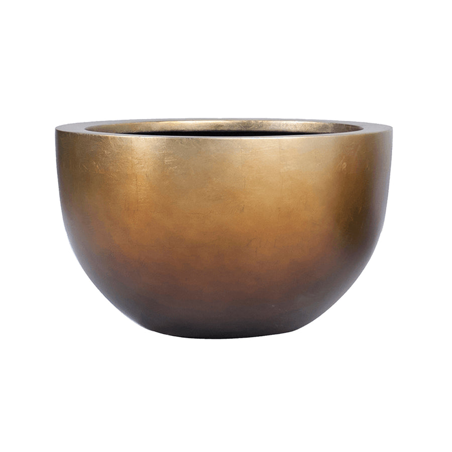 Fémes arany méz színű BAQ kaspó kerekded formával, fehér háttér előtt.