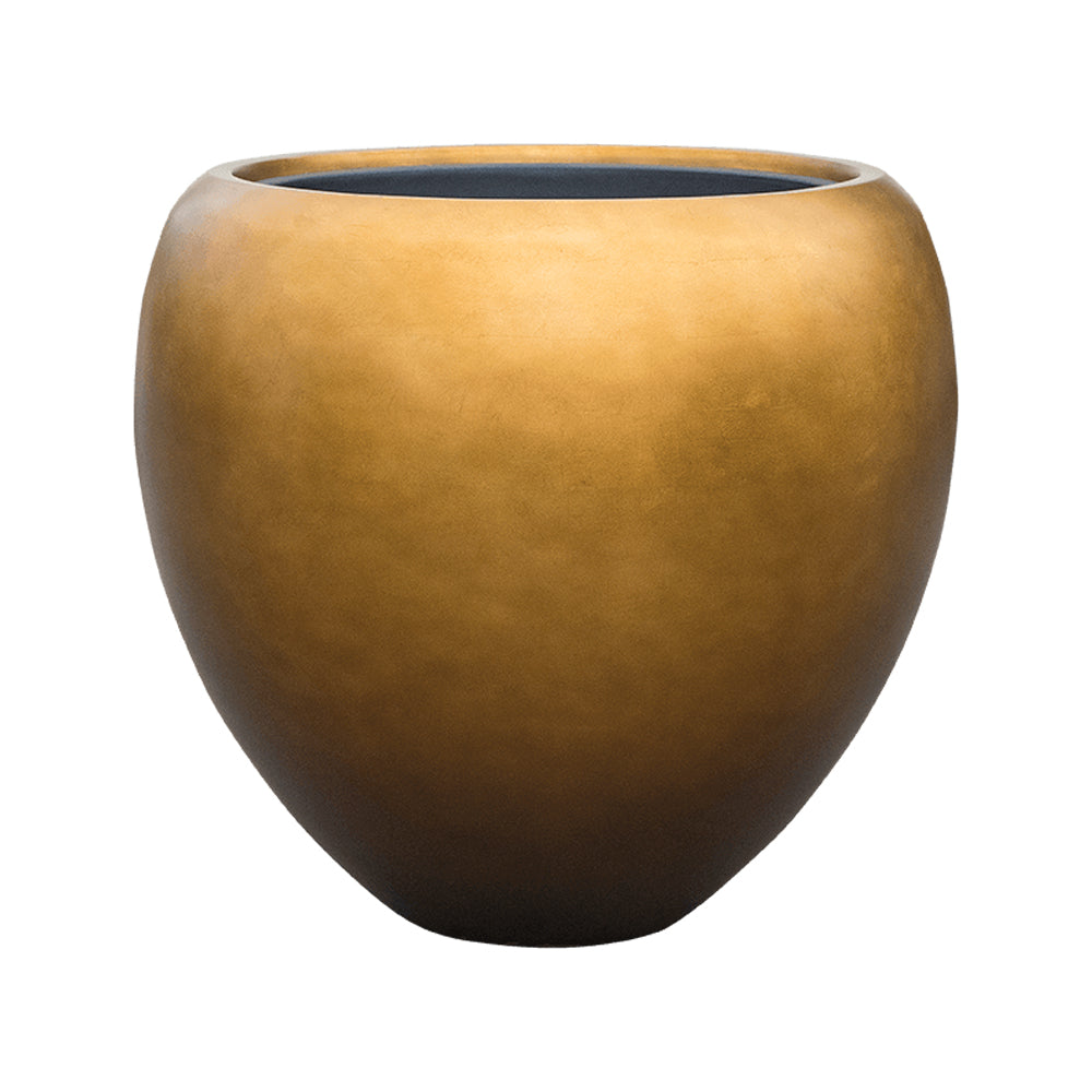 Aranyszínű, gömbölyded kaspó fehér háttér előtt – BAQ Metallic Couple Matt Honey