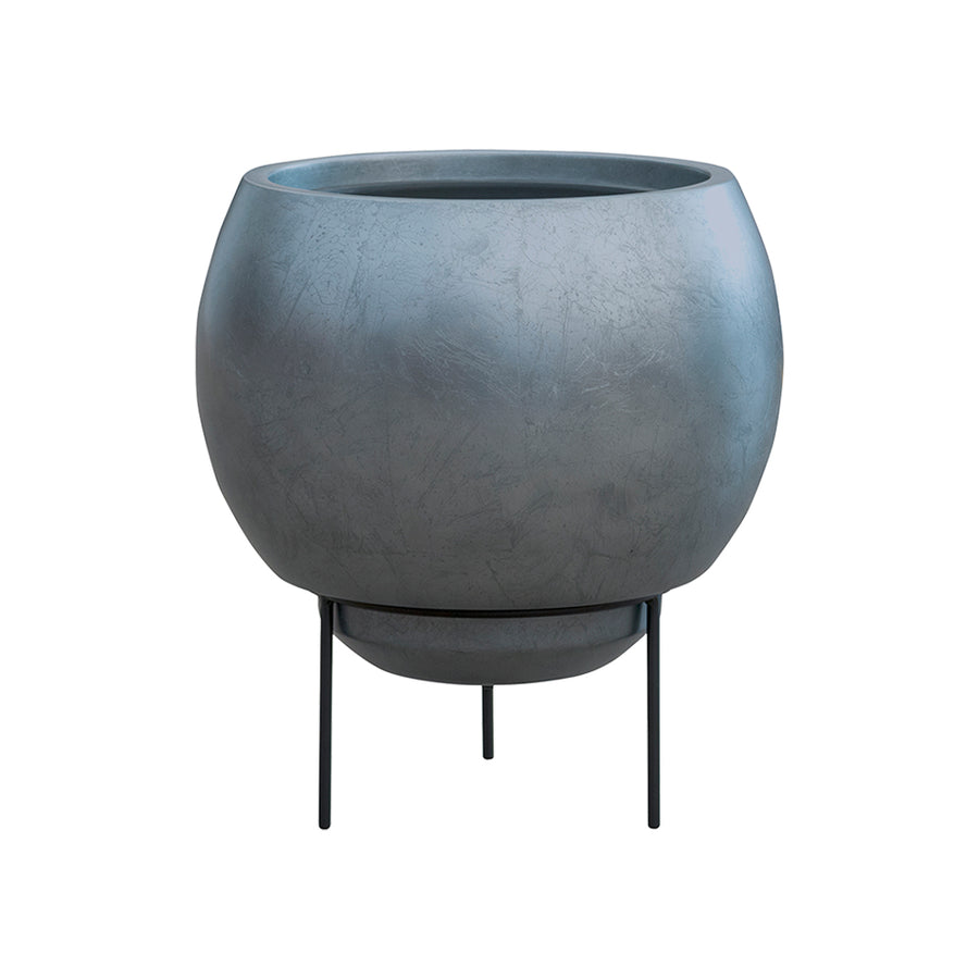 BAQ Metallic Globe Elevated kaspó matt ezüstkék színben, letisztult gömbformával és fekete állvánnyal.