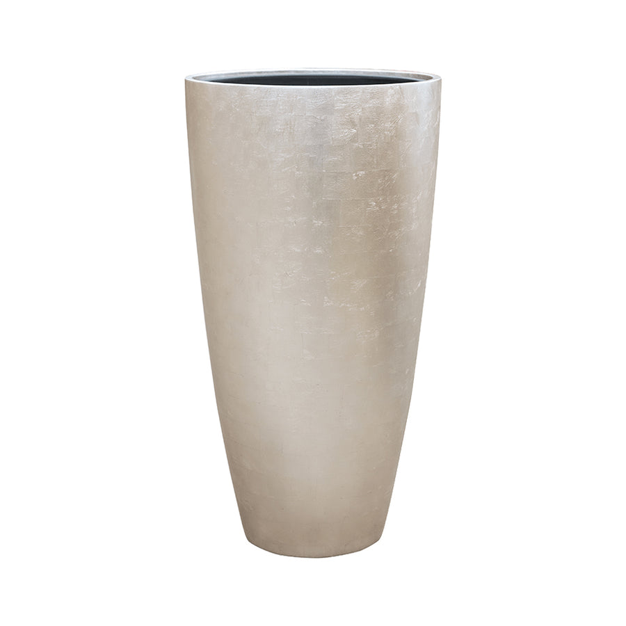 Fémes hatású, világos pezsgő színű magas BAQ kaspó matt felülettel, stúdió háttérrel.