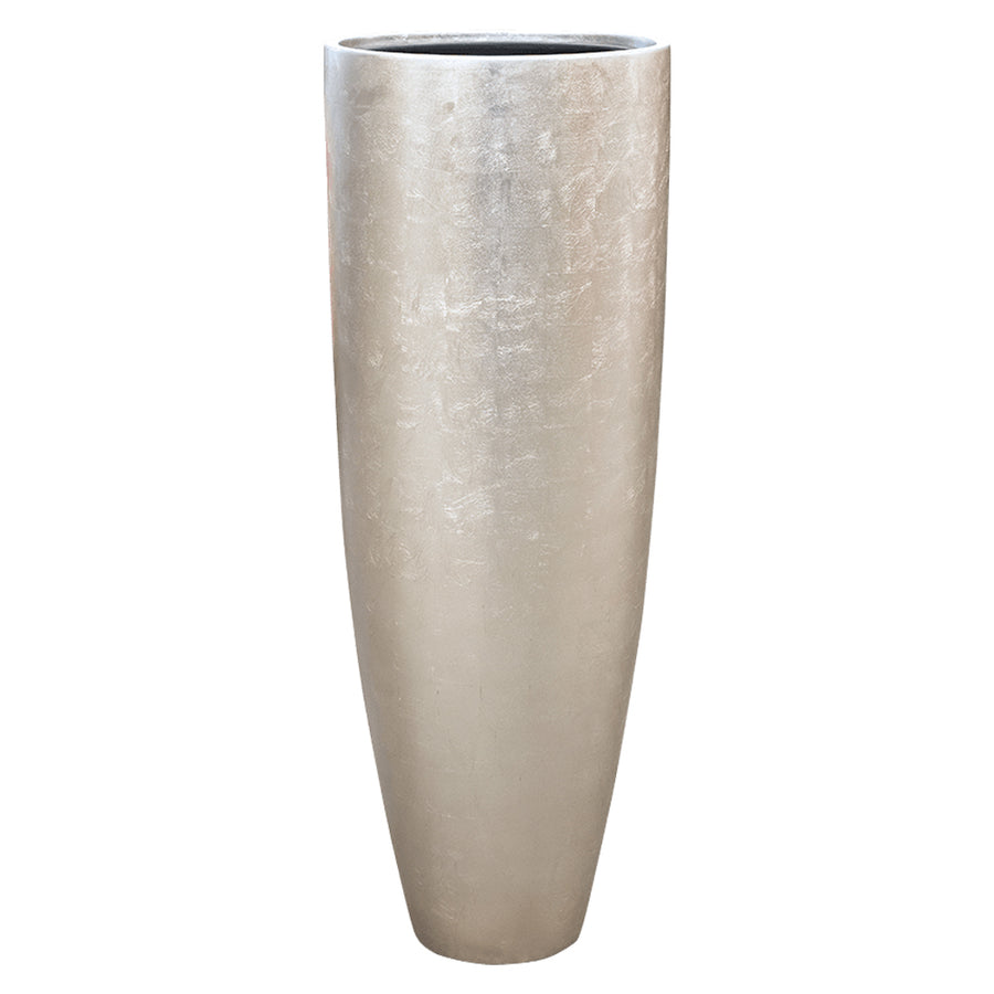 Karcsú, matt világos pezsgő színű BAQ kaspó, enyhe szögből fotózva, fehér háttérrel.