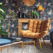 Barna színű bársonyszövettel kárpitozott, dizájn fotel.