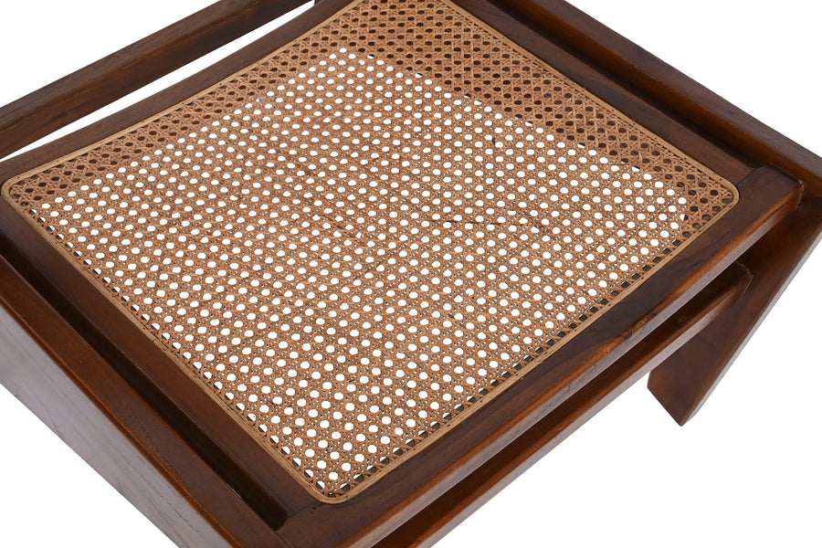 Barna színű, formatervezett, teakfa szék.